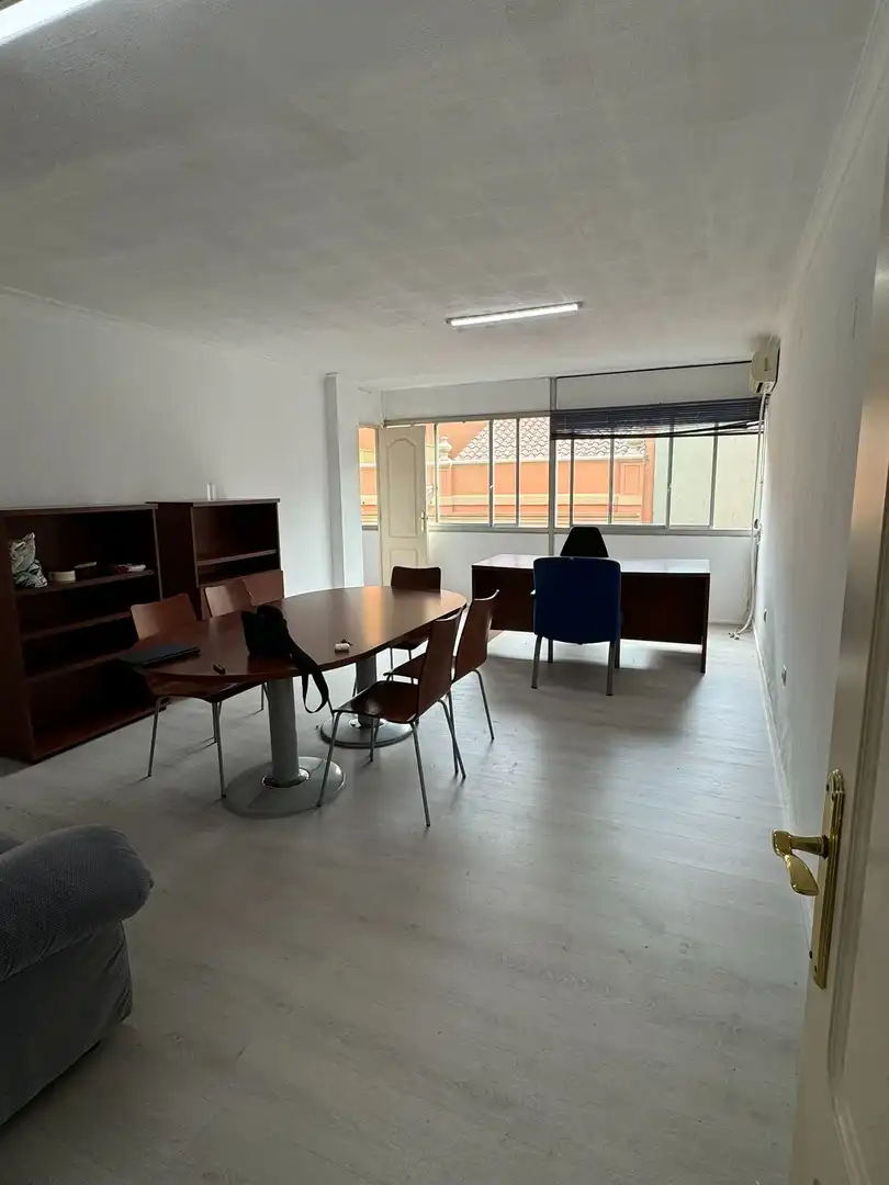 Bureau avec ascenseur à vendre à trinidad grund