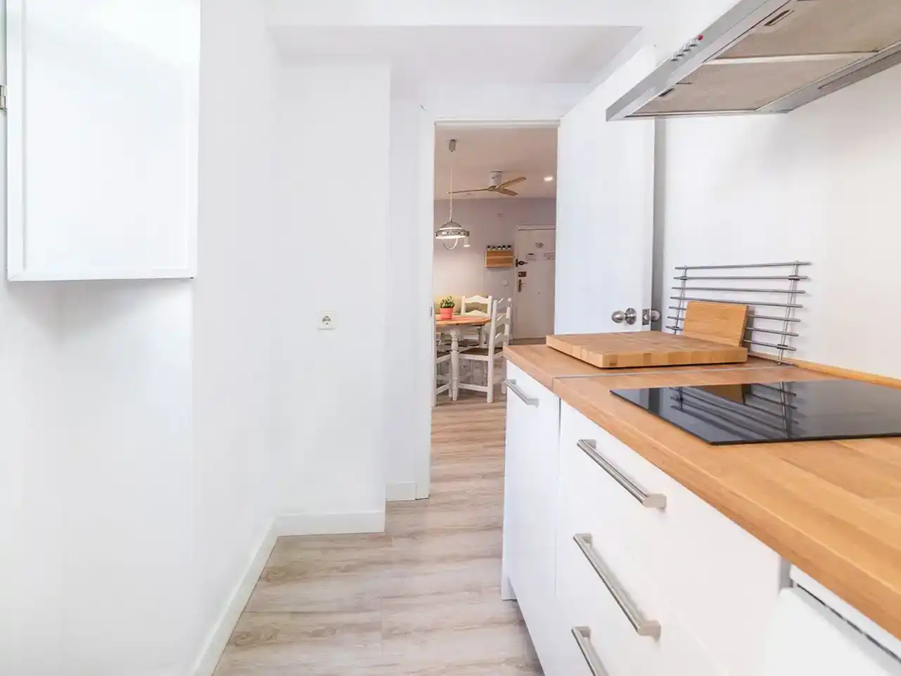 Cuina de Apartament de lloguer en  Sevilla Capital amb Aire condicionat i Balcó