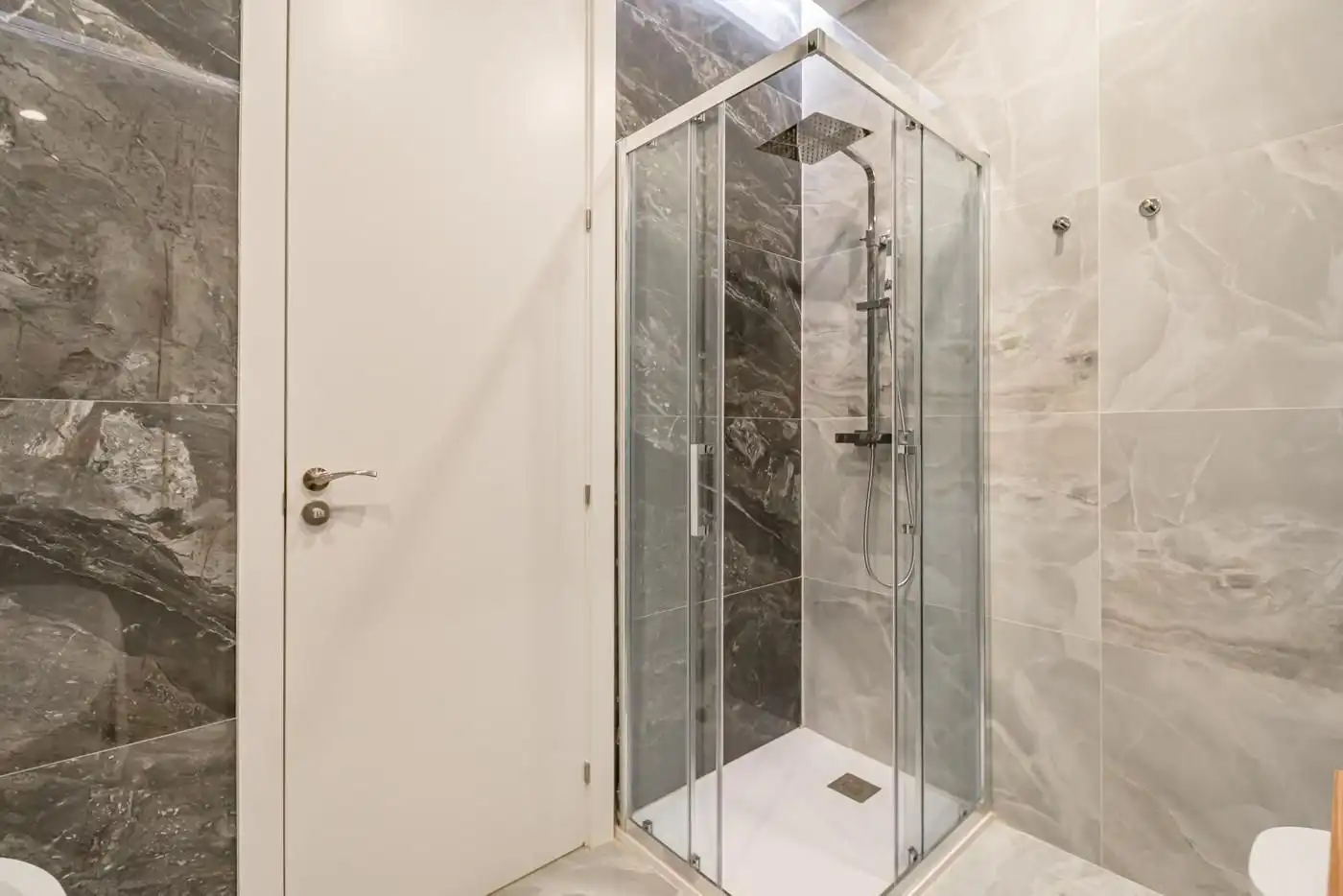 Bathroom of Flat for sale in Madrid  with Air Conditioner and Heating