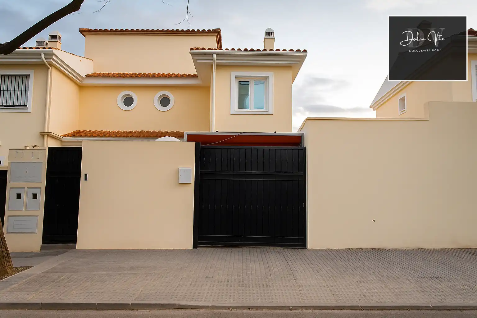 Vista exterior de Casa adosada en venta en Málaga con Jardín privado, Terraza y Balcón