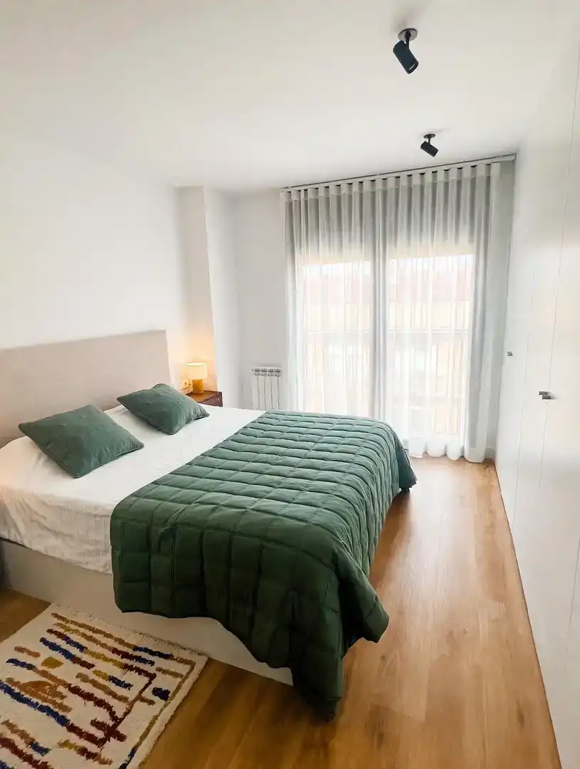 Dormitori de Pis en venda en Girona Capital amb Aire condicionat, Terrassa i Balcó