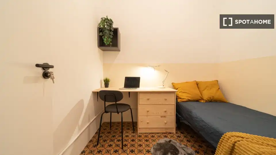 Bedroom of Flat for share in Eixample