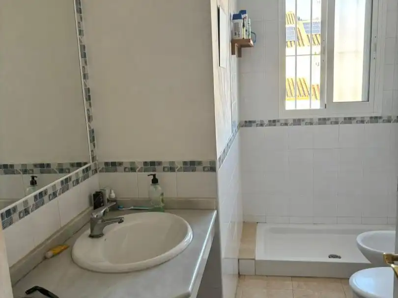 Baño de Casa o chalet en venta en Los Barrios con Jardín privado, Terraza y Trastero