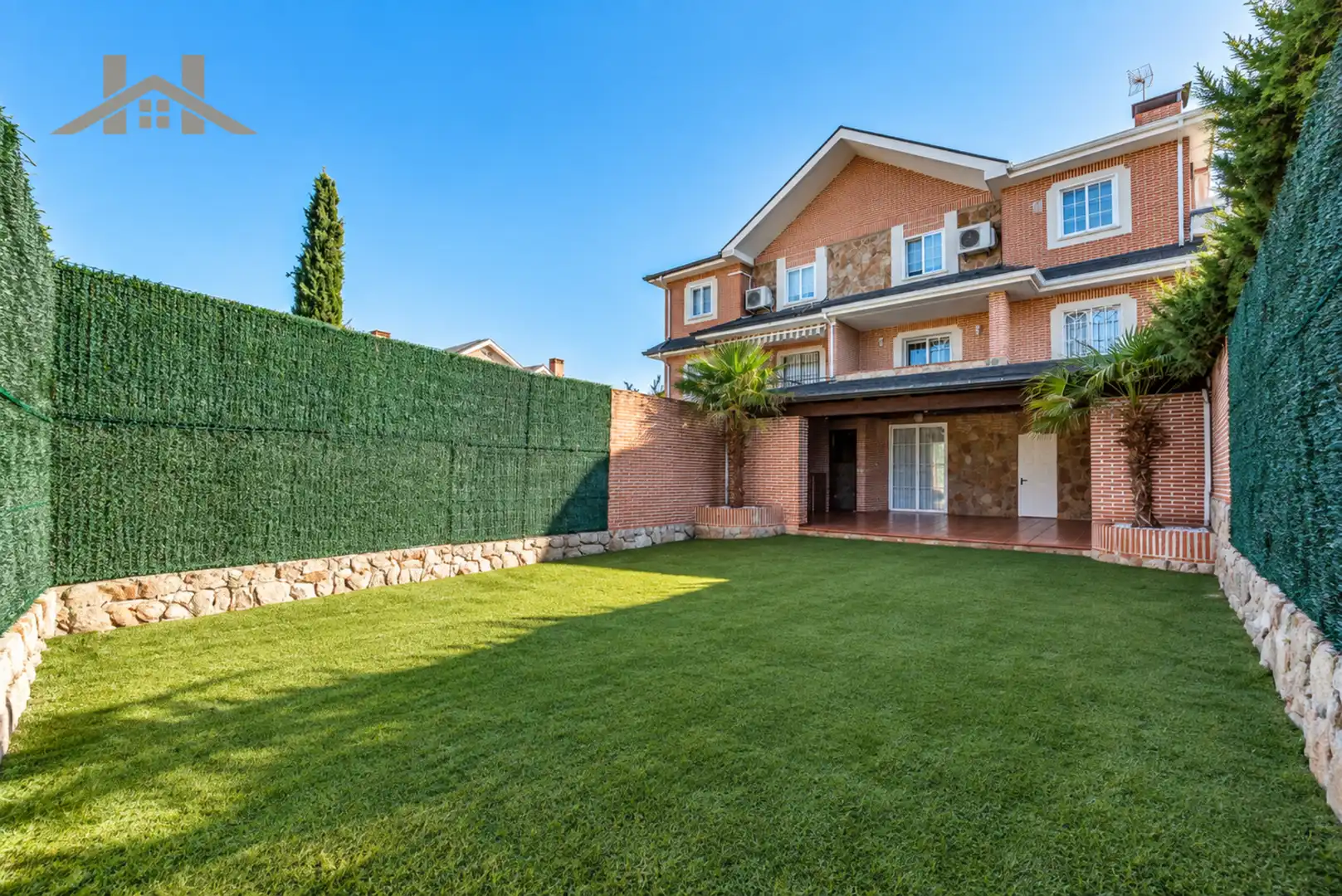 Terraced house with pool for sale in Calle Miguel de Cervantes 120