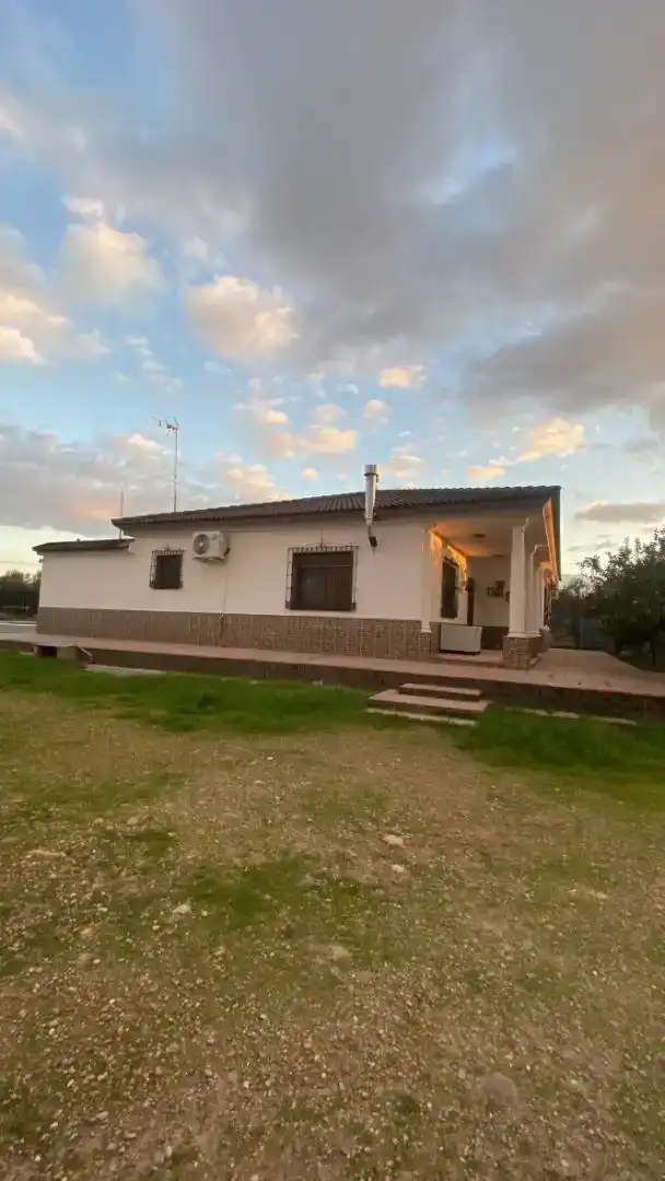 Vista exterior de Casa o xalet en venda en La Carlota amb Aire condicionat i Piscina