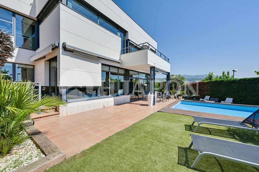Vista exterior de Casa o xalet en venda en Alella amb Aire condicionat, Calefacció i Jardí privat