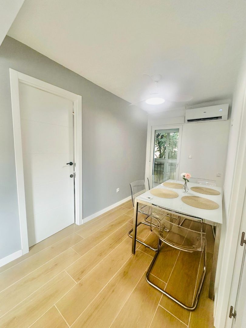 Dining room of Flat to rent in  Granada Capital  with Air Conditioner, Heating and Furnished