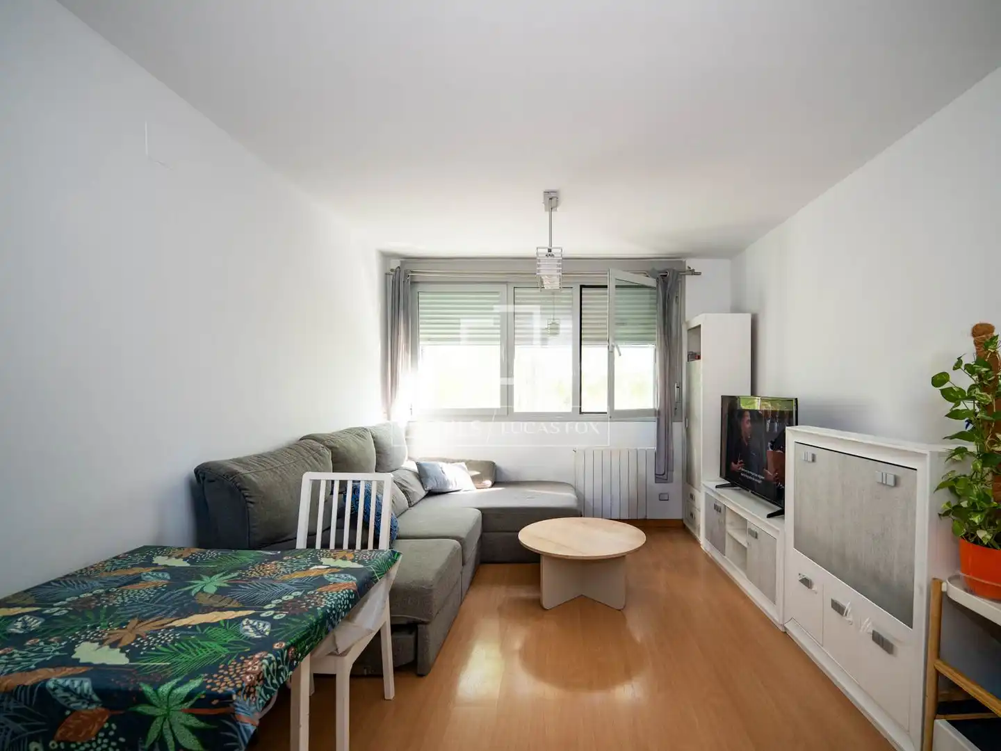 Sala d'estar de Pis de lloguer en Las Rozas de Madrid amb Calefacció, Jardí privat i Parquet