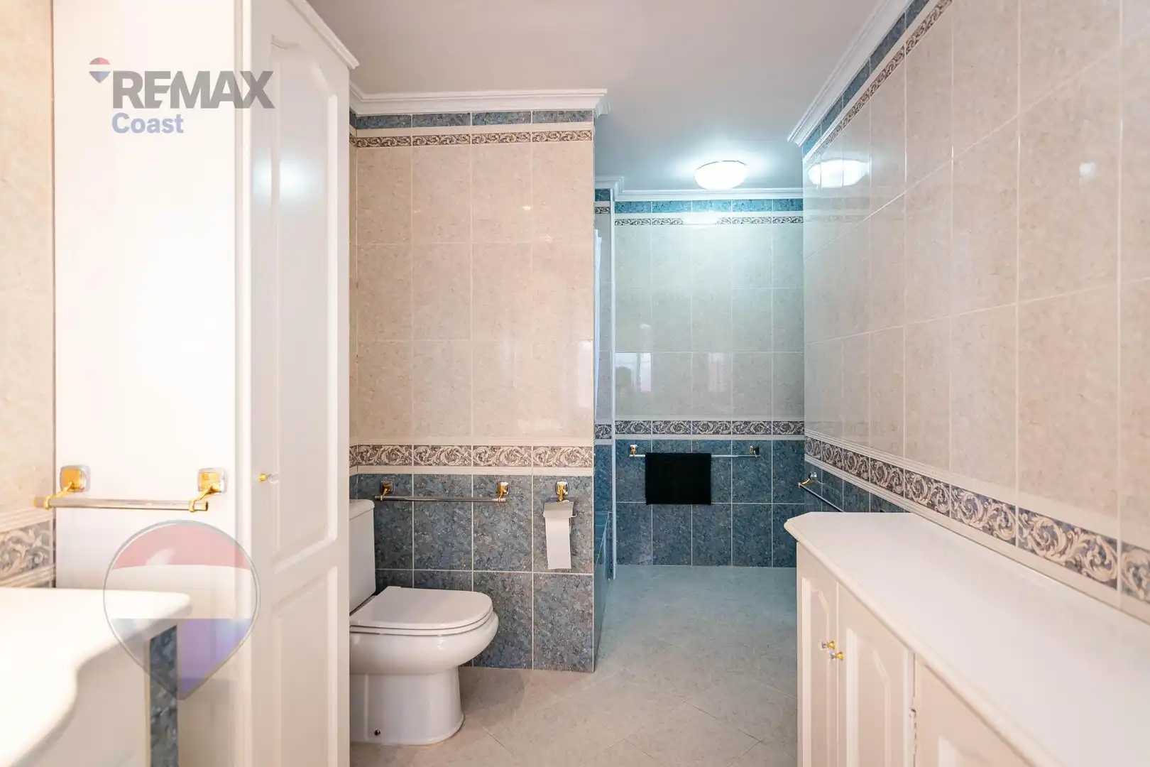 Bathroom of Flat for sale in Fuengirola  with Air Conditioner, Heating and Balcony