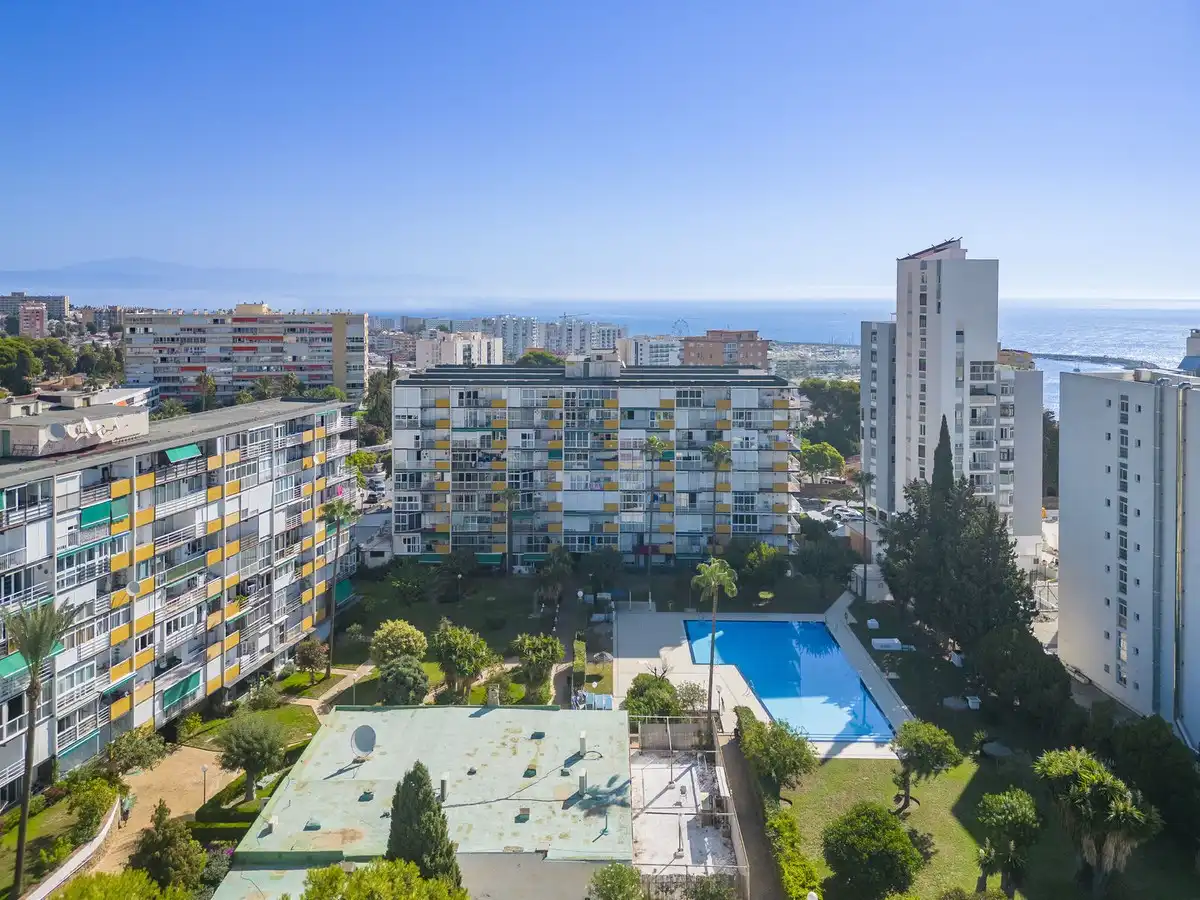 Vista exterior de Apartamento de alquiler en Benalmádena con Aire acondicionado y Piscina comunitaria