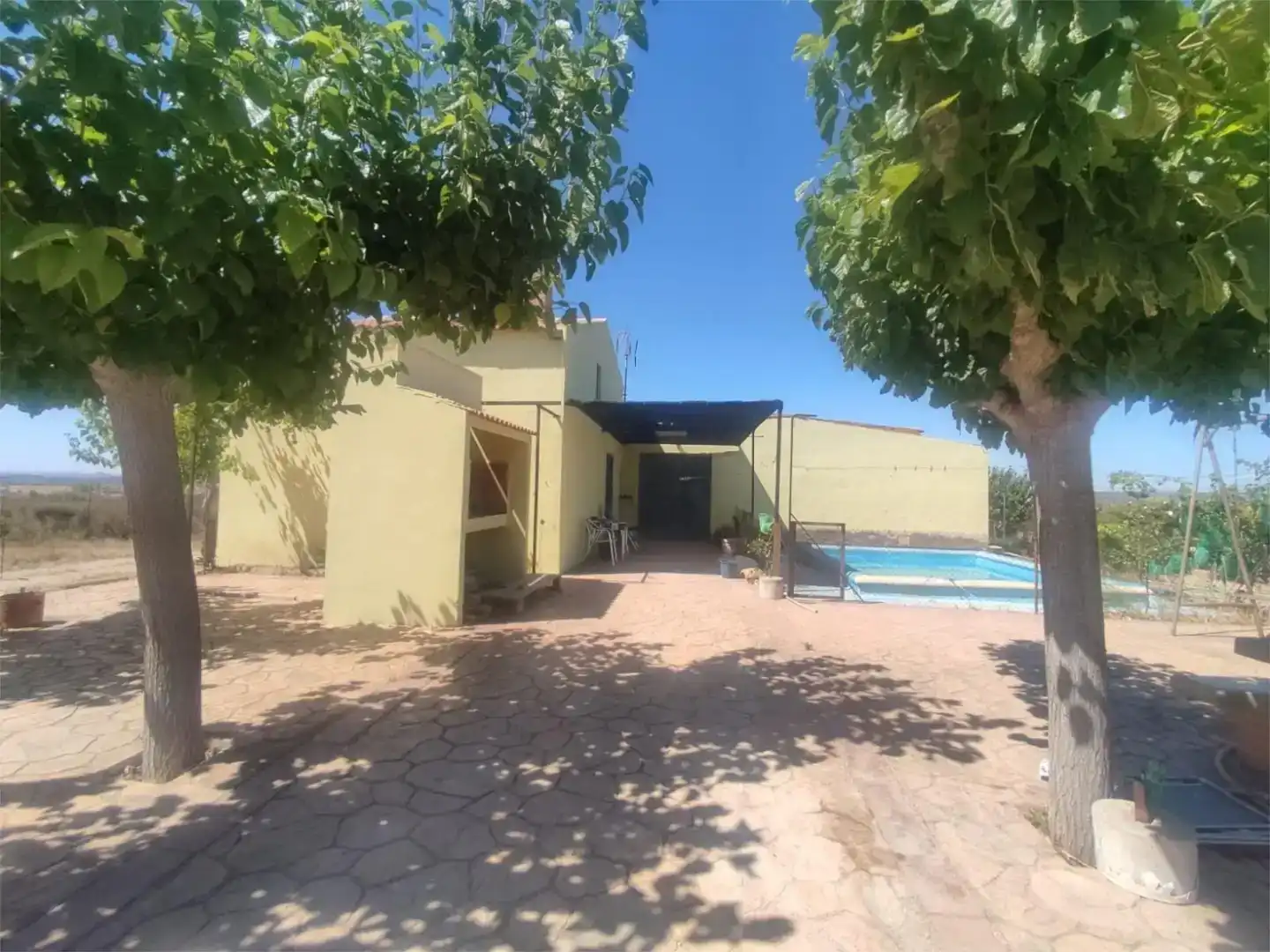 Vista exterior de Finca rústica en venda en Valdealgorfa amb Jardí privat, Piscina i Moblat