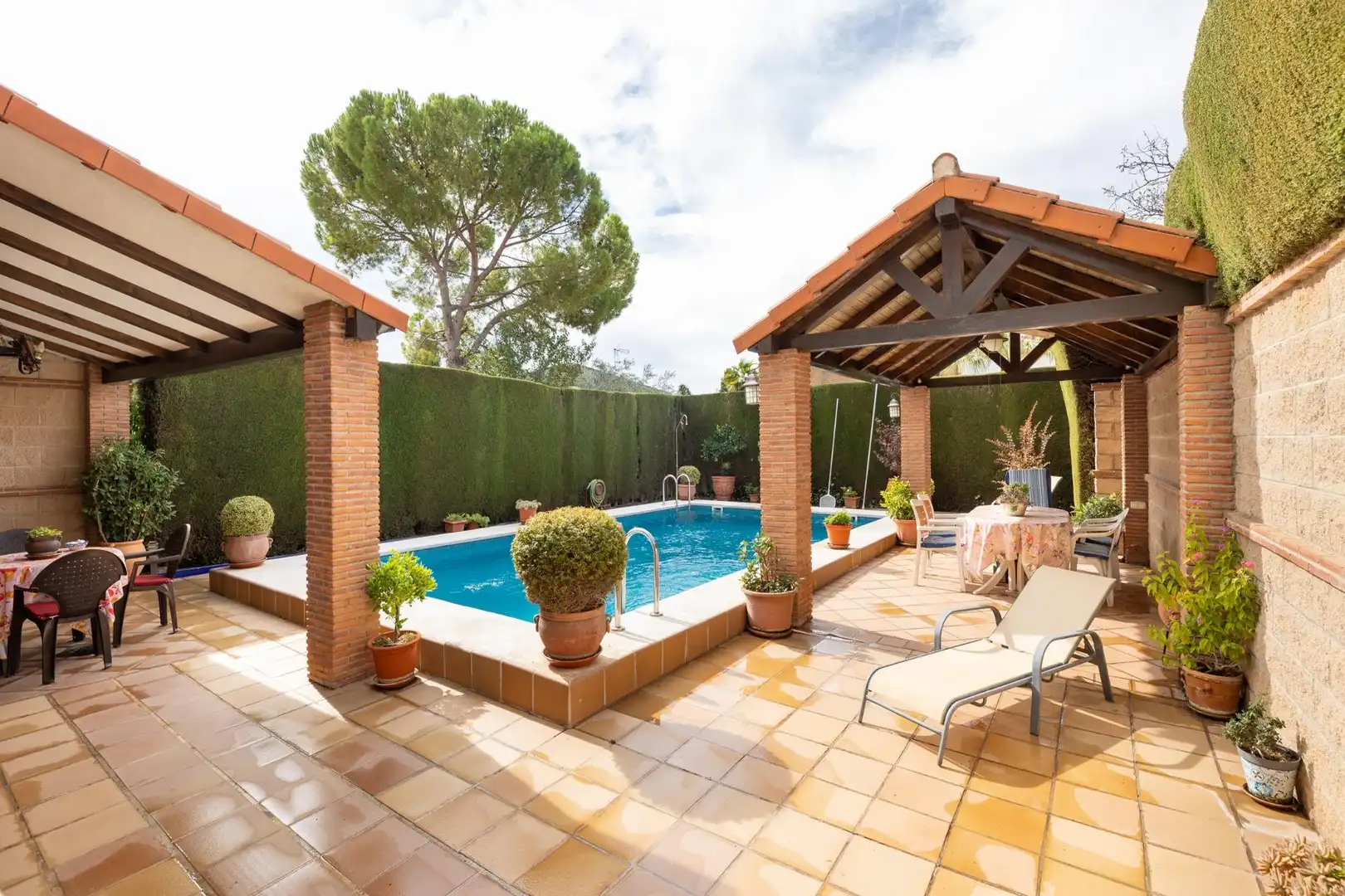 Piscina de Casa adosada en venda en Peligros amb Aire condicionat, Jardí privat i Terrassa