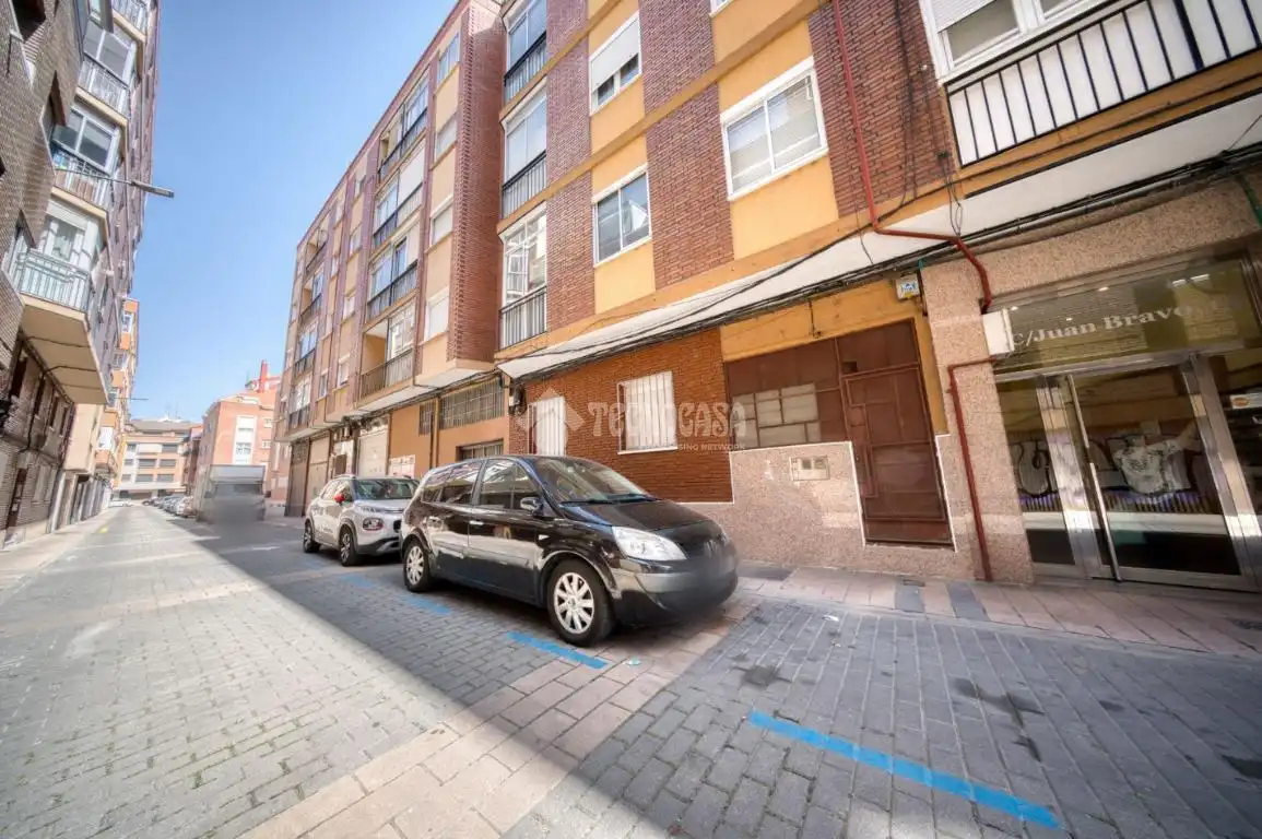 Vista exterior de Pis en venda en Valladolid amb Calefacció i Parquet