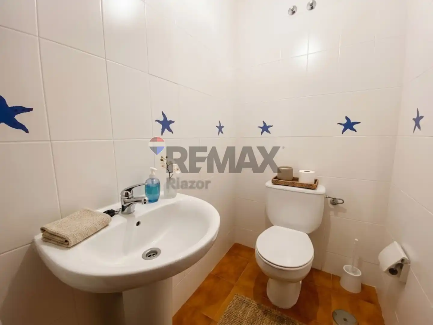 Badezimmer von Einfamilien-Reihenhaus zum Verkauf in Ames mit Heizung, Privatgarten und Parkett