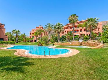 Apartament amb piscina en venda a Golf Bahía