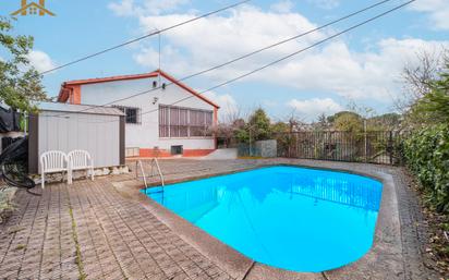 Piscina de Casa o xalet en venda en Serranillos del Valle amb Calefacció, Jardí privat i Traster