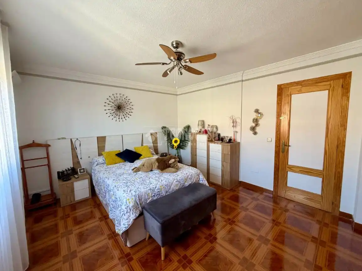 Schlafzimmer von Einfamilien-Reihenhaus zum Verkauf in Azuqueca de Henares mit Klimaanlage und Heizung