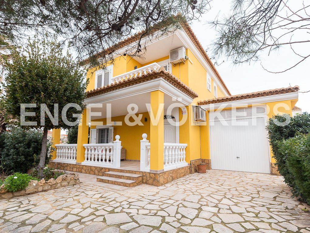 Vista exterior de Casa o xalet en venda en Cullera amb Aire condicionat, Calefacció i Jardí privat