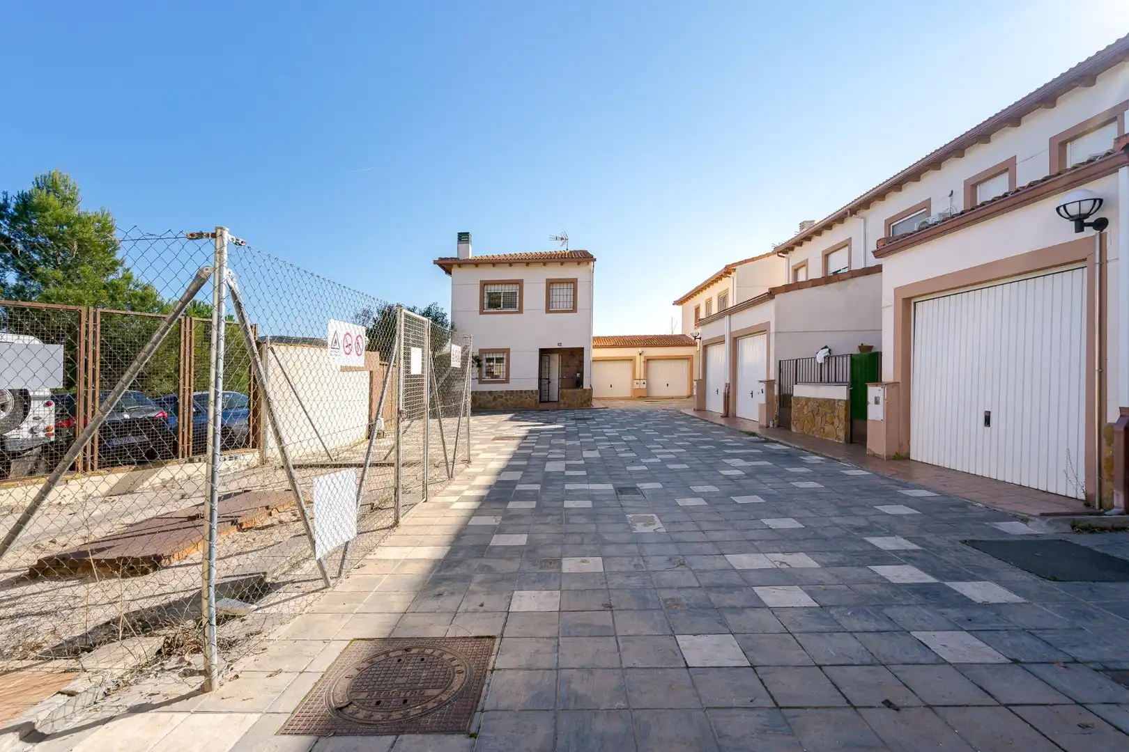 Außenansicht von Einfamilien-Reihenhaus zum Verkauf in Carabaña mit Heizung, Privatgarten und Terrasse