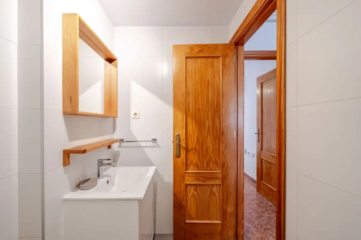Badezimmer von Erdgeschoss zum Verkauf in Santa Pola mit Heizung, Privatgarten und Terrasse