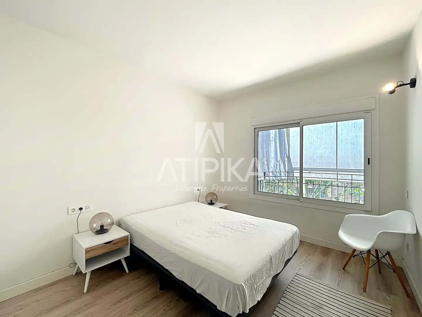 Schlafzimmer von Wohnung zum Verkauf in Barcelona mit Klimaanlage, Parkett und Balkon
