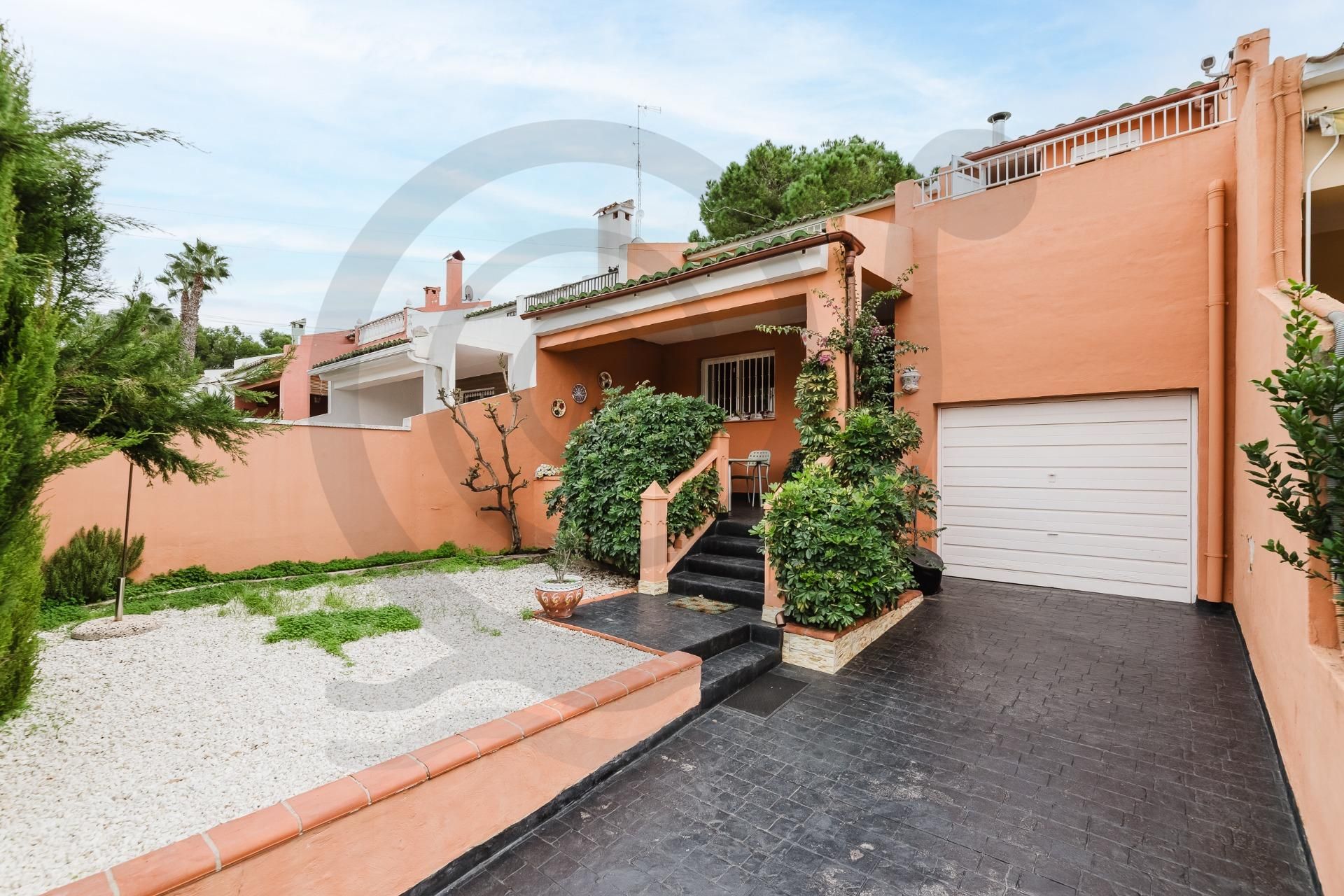 Exterior view of Single-family semi-detached for sale in L'Eliana  with Air Conditioner, Heating and Private garden