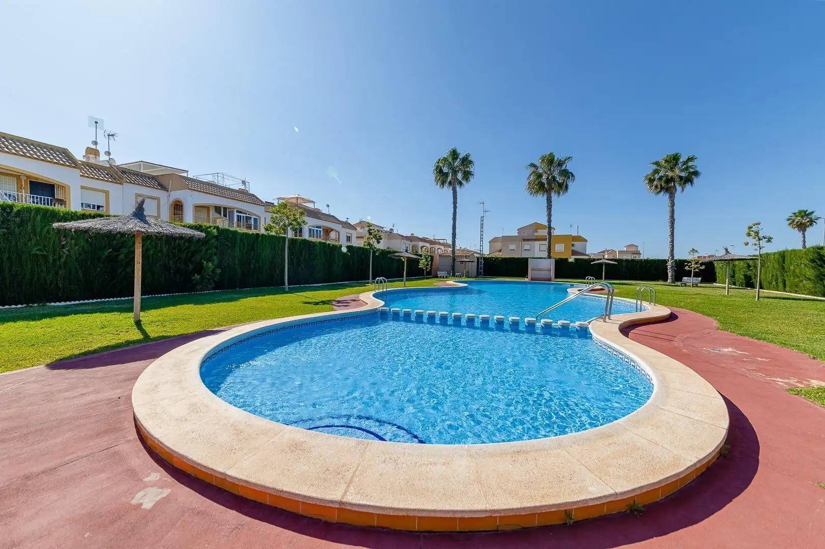 Piscina de Casa adosada en venda en Torrevieja amb Terrassa, Traster i Moblat