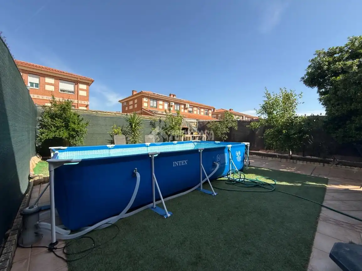 Piscina de Casa adosada en venta en Alovera con Aire acondicionado