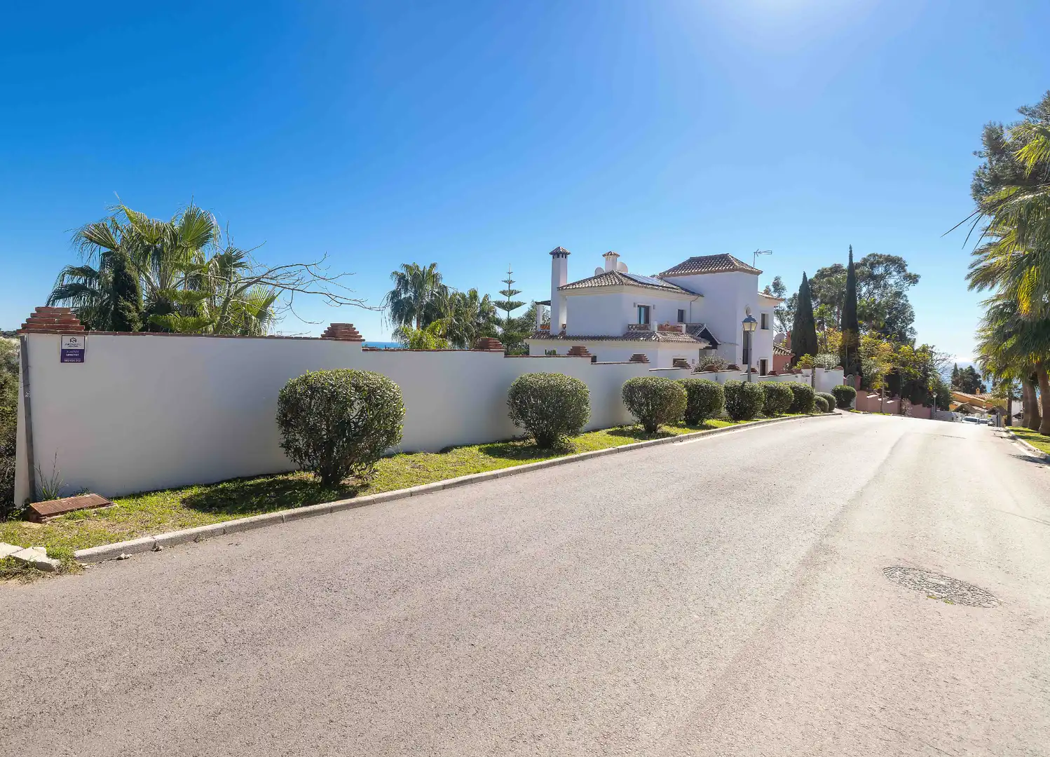 Vista exterior de Casa o xalet en venda en Marbella amb Aire condicionat, Jardí privat i Terrassa