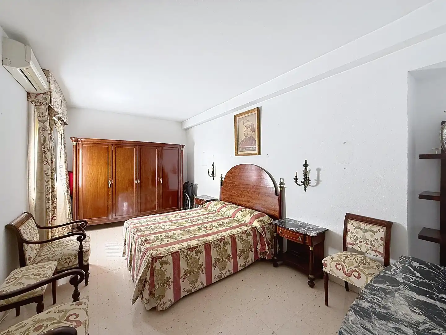 Habitación de Piso en venta en Sevilla con Aire acondicionado, Jardín privado y Trastero