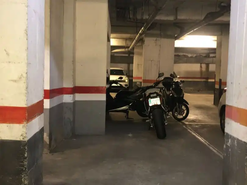 Parkplatz von Garage zur Miete in Barcelona mit Alarm