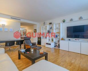 Living room of Flat for sale in  Barcelona Capital  with Heating, Private garden and Terrace