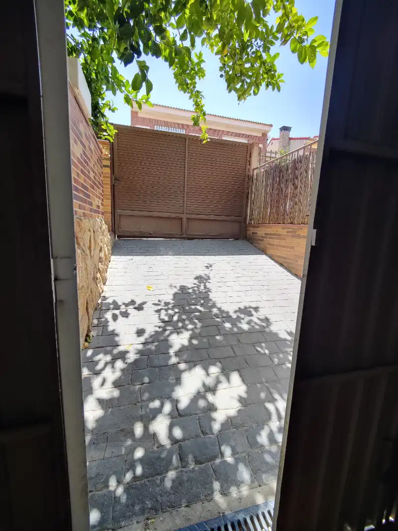 Terrasse von Einfamilien-Reihenhaus zum Verkauf in Las Ventas de Retamosa mit Klimaanlage, Heizung und Privatgarten