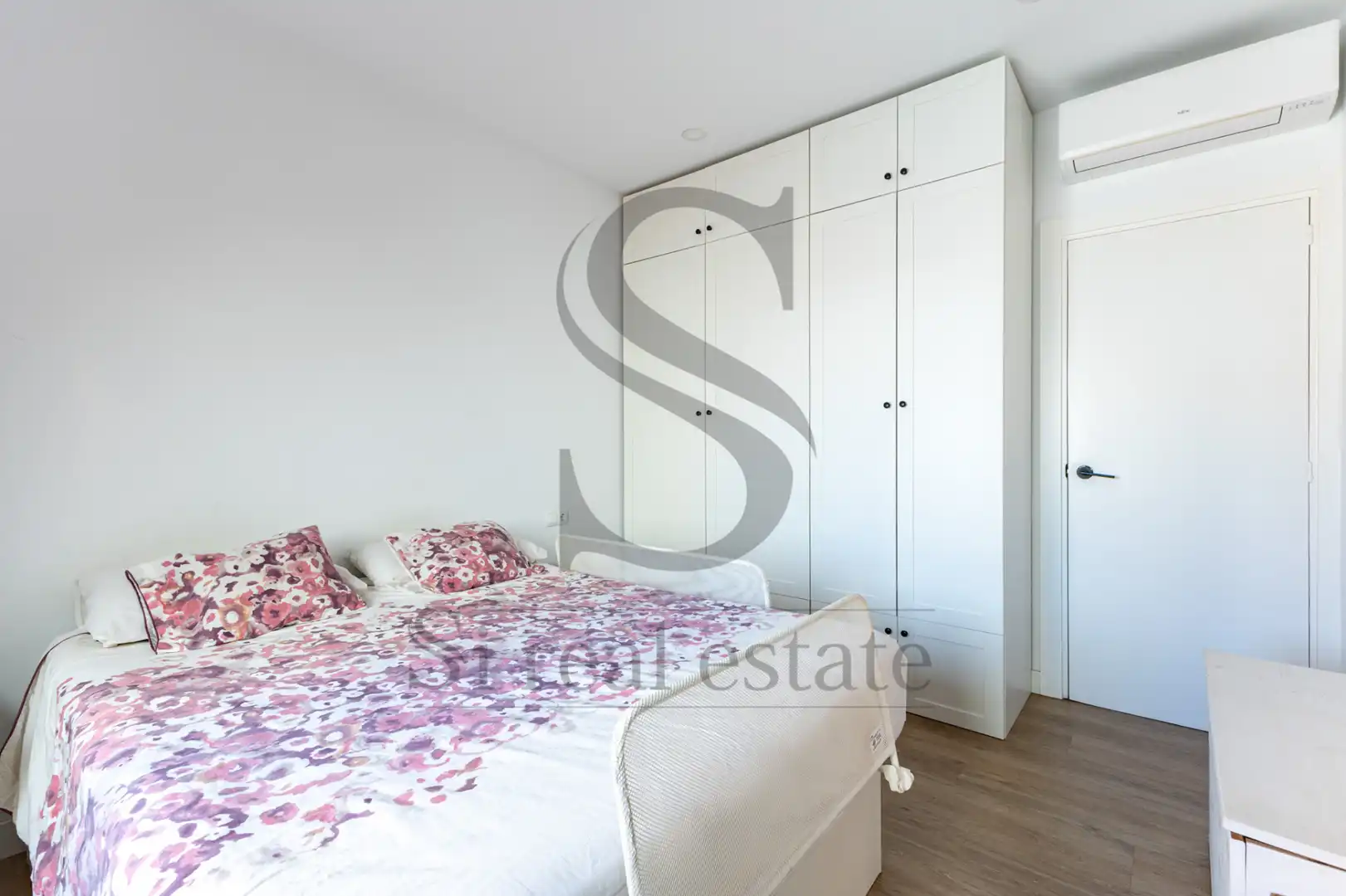 Bedroom of Attic for sale in Barcelona  with Air Conditioner, Heating and Parquet flooring