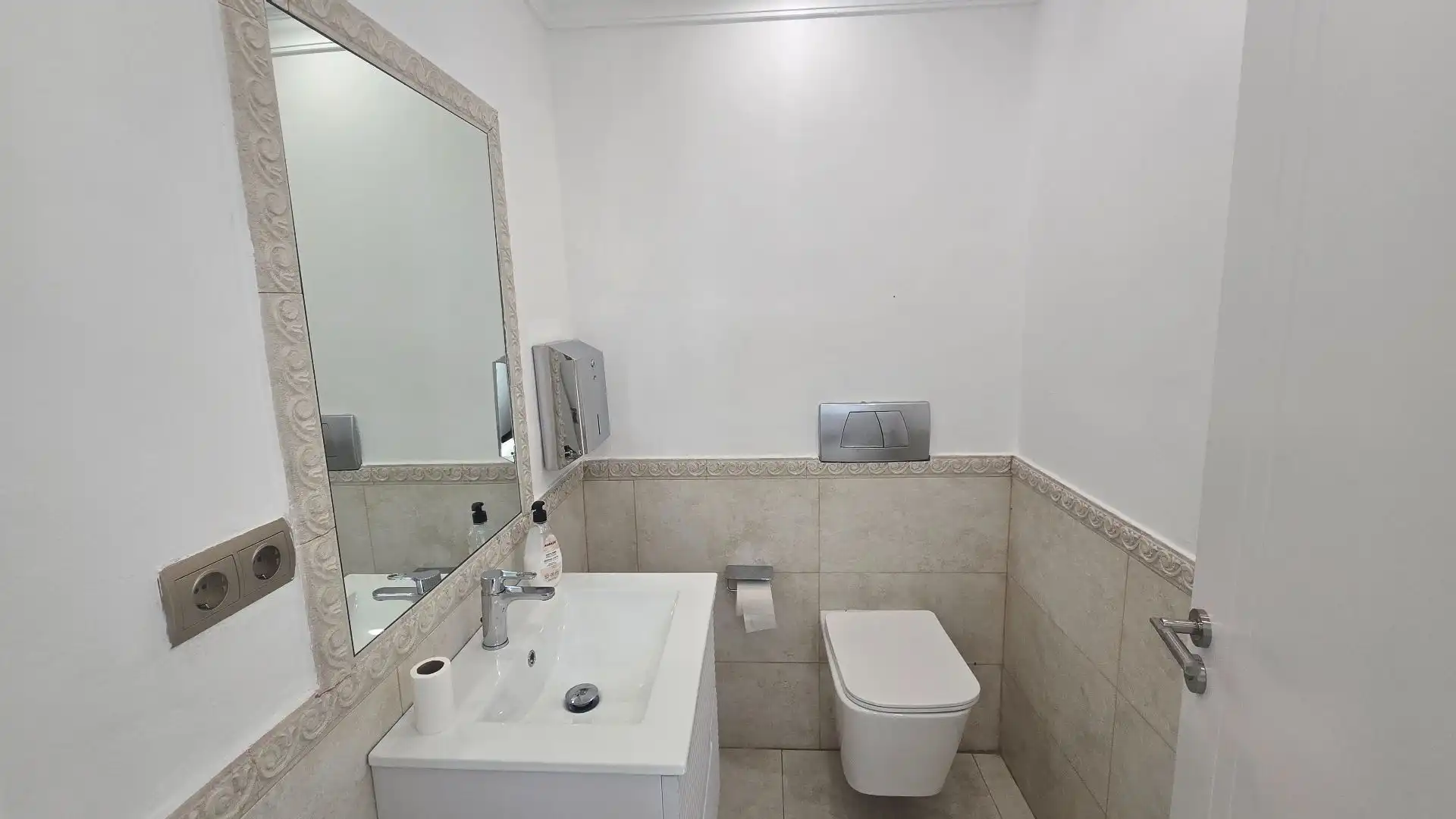 Badezimmer von Geschaftsraum zur Miete in Marbella mit Klimaanlage
