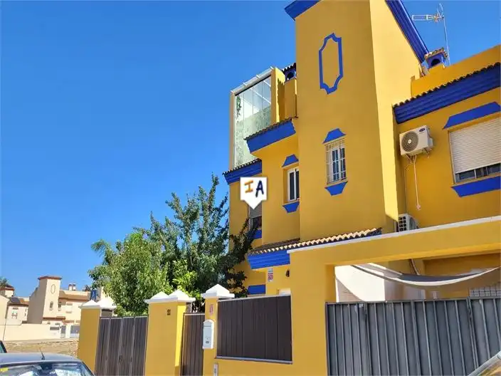 Vista exterior de Casa adosada en venda en Sierra de Yeguas amb Traster i Piscina comunitària