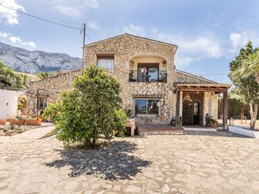 Villa con piscina in vendita a Camí Assagador de Cabanes 28