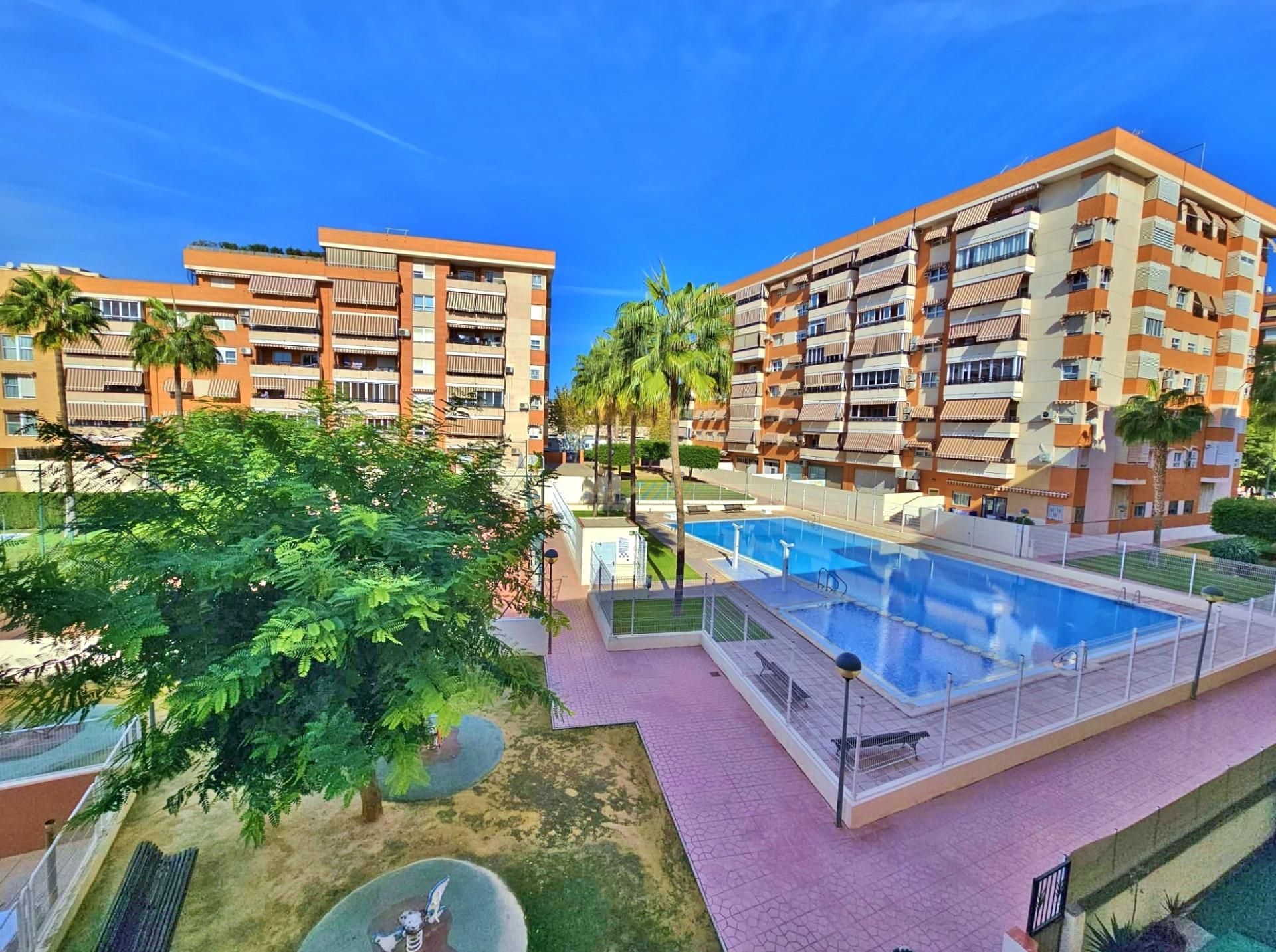 Vista exterior de Pis en venda en San Vicente del Raspeig / Sant Vicent del Raspeig amb Aire condicionat, Calefacció i Jardí privat