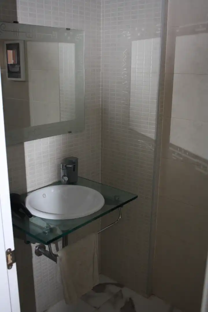 Badezimmer von Einfamilien-Reihenhaus zum Verkauf in Montequinto mit Klimaanlage, Heizung und Terrasse