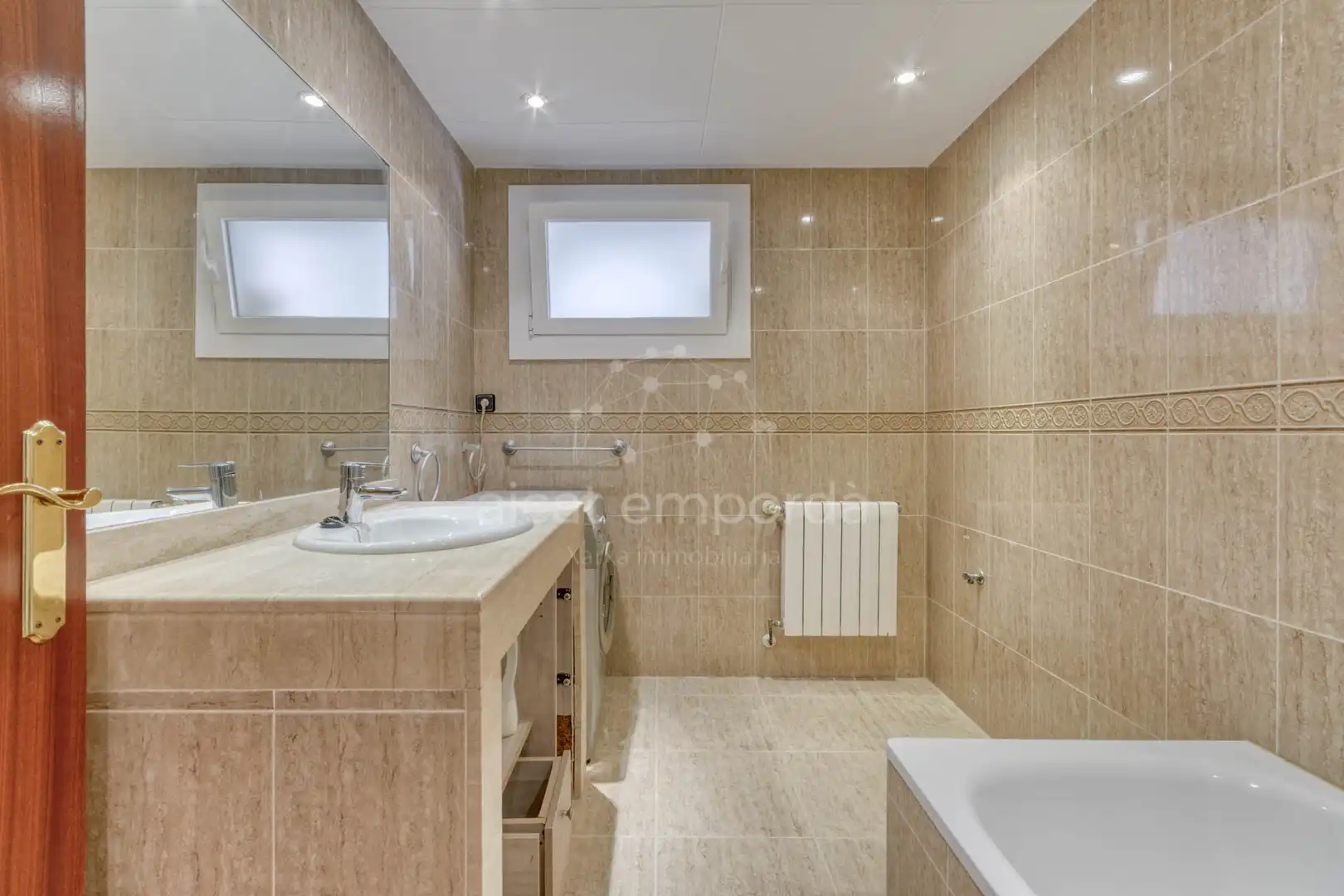 Badezimmer von Wohnung zum Verkauf in Roses mit Privatgarten und Terrasse
