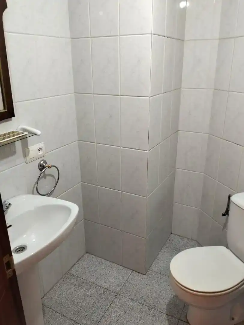 Bany de Pis en venda en Ponferrada amb Parquet, Moblat i Balcó