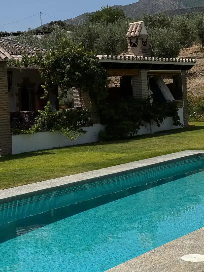 Schwimmbecken von Country house zur Miete in Alozaina mit Klimaanlage, Privatgarten und Abstellraum
