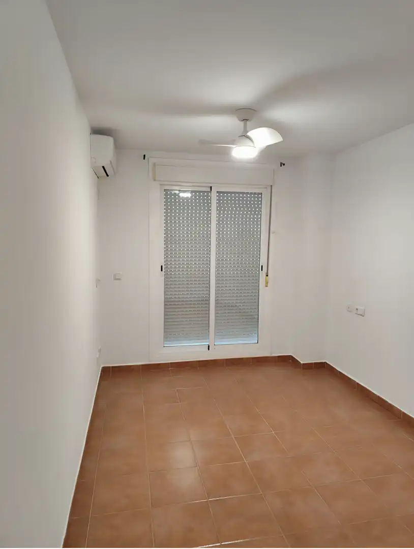 Wohnung zur Miete in La Algaba mit Klimaanlage, Terrasse und Schwimmbad