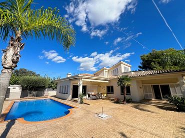 Villa con piscina in vendita a Roda de Barà