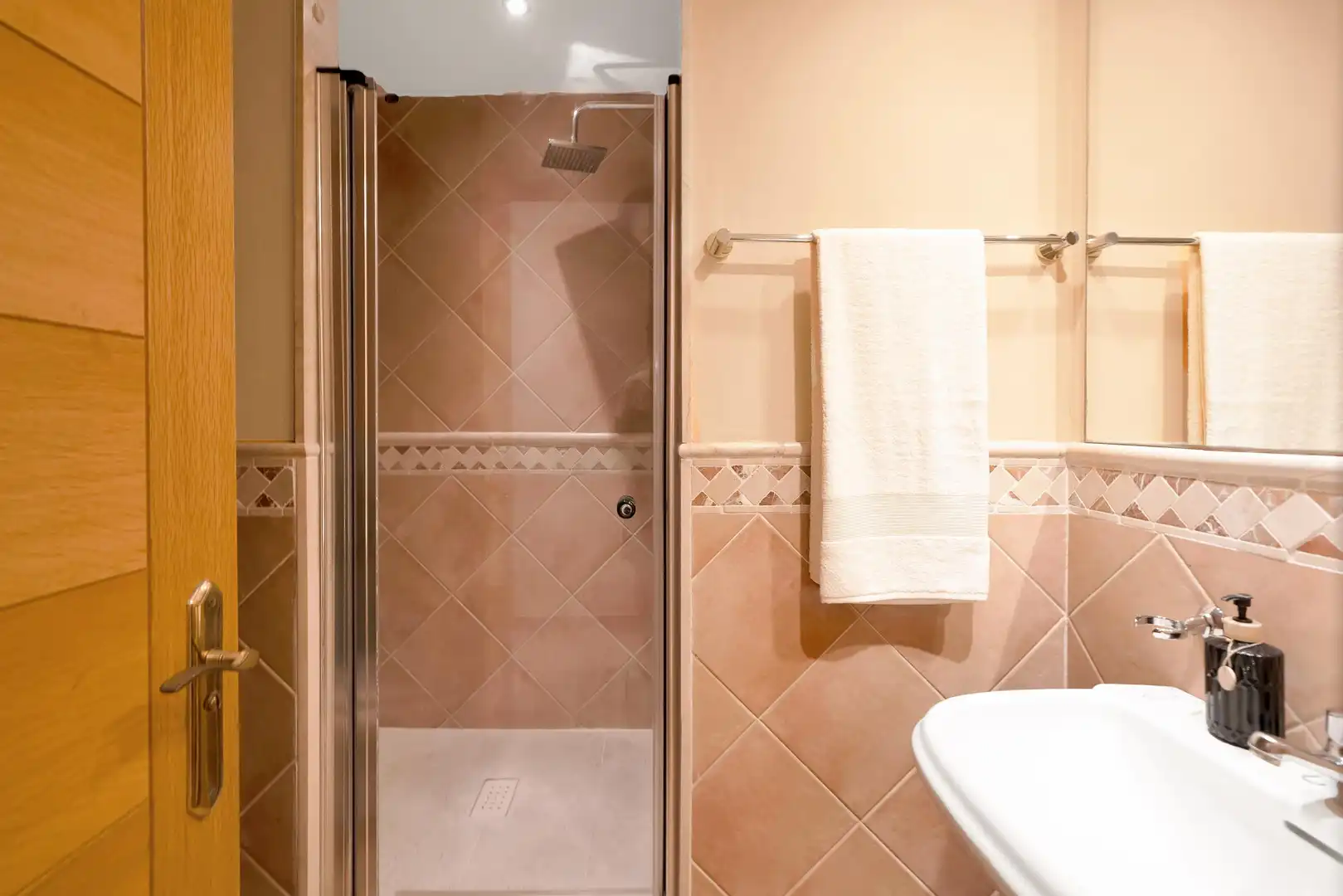 Badezimmer von Wohnungen zur Miete in Marbella mit Klimaanlage, Heizung und Privatgarten