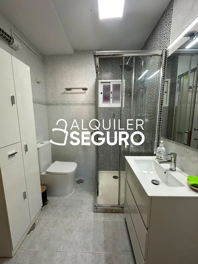 Badezimmer von Wohnung zur Miete in Málaga mit Klimaanlage und Möbliert