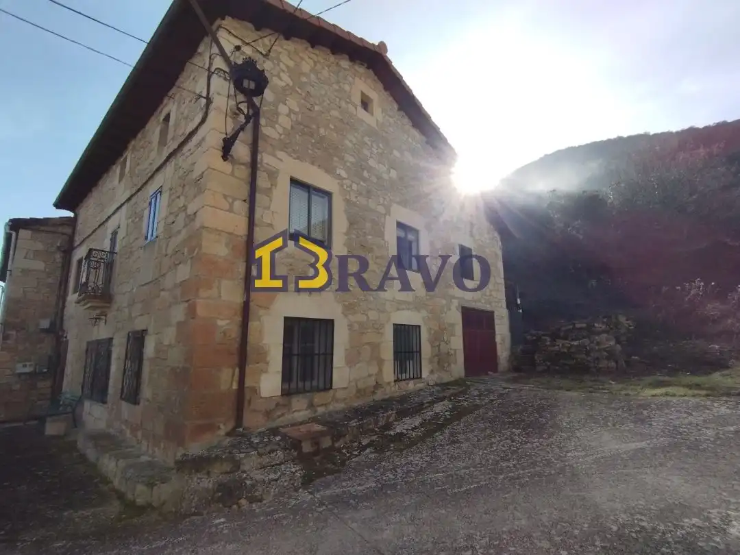 Vista exterior de Casa o xalet en venda en Merindad de Valdivielso amb Calefacció i Balcó
