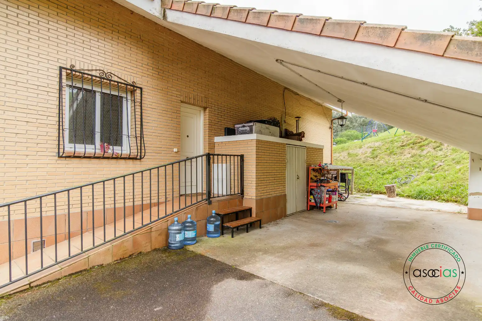 Vista exterior de Casa o xalet en venda en Soto del Barco amb Calefacció, Jardí privat i Terrassa