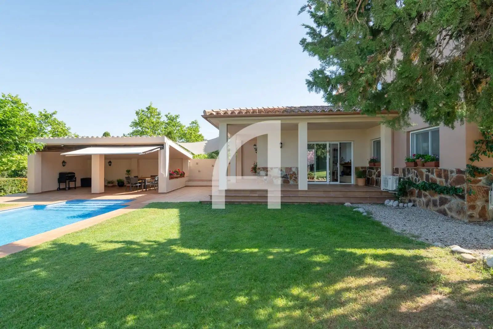 Garden of Houses for sale in Pontós  with Air Conditioner, Heating and Private garden