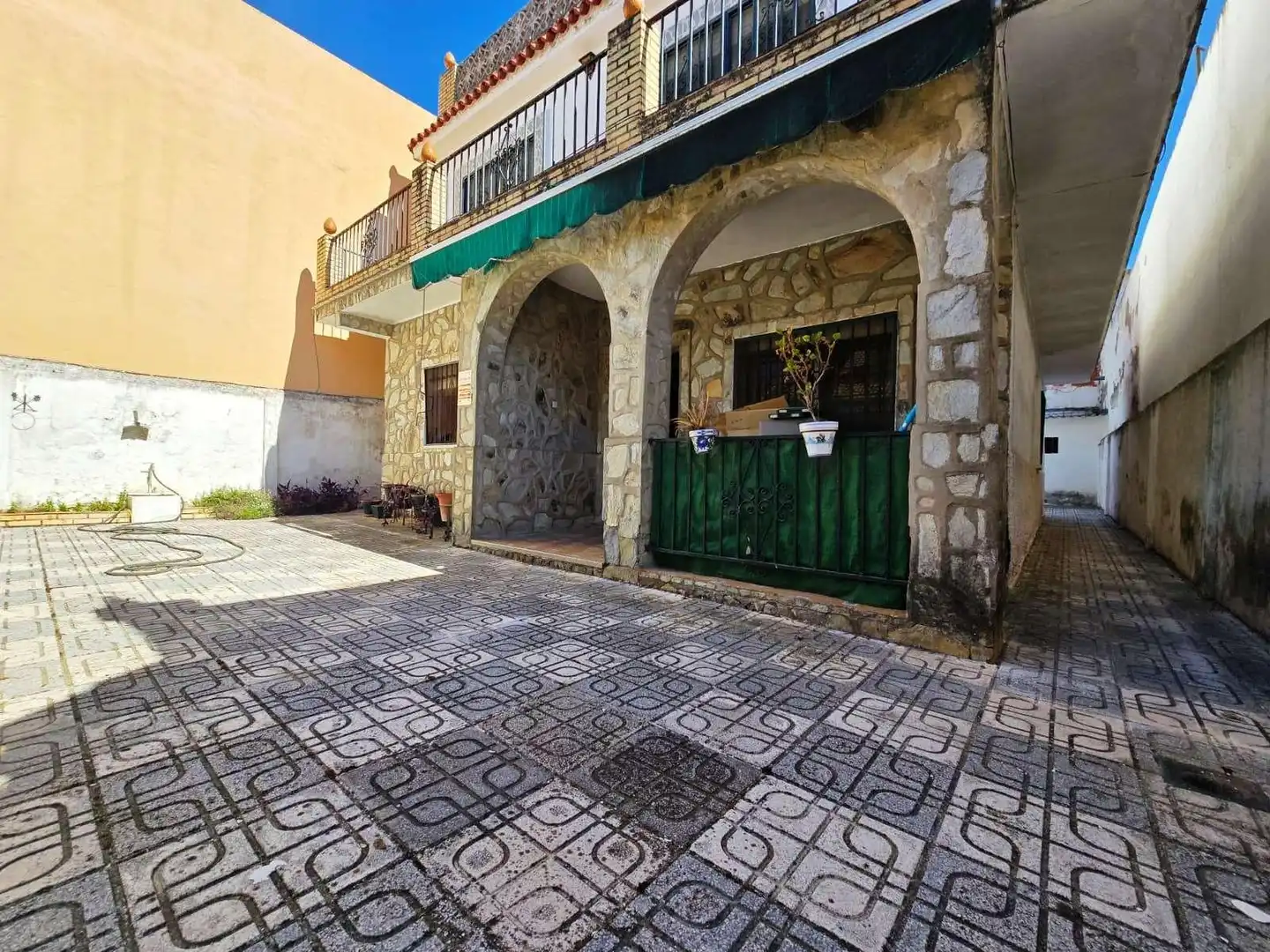 Vista exterior de Casa o chalet en venta en Valencina de la Concepción con Terraza, Trastero y Piscina